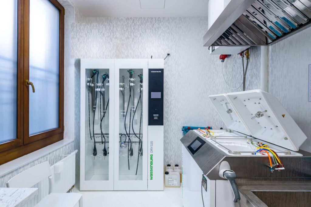 Pomieszczenie myjni endoskopowej BodyClinic: szafa do suszenia endoskopów Wassenburg DRY320 i myjnia automatyczna